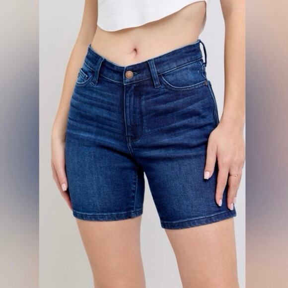 NEW Judy Blue V-Front Jean Shorts Dark Wash - Size M - Picture 2 of 6